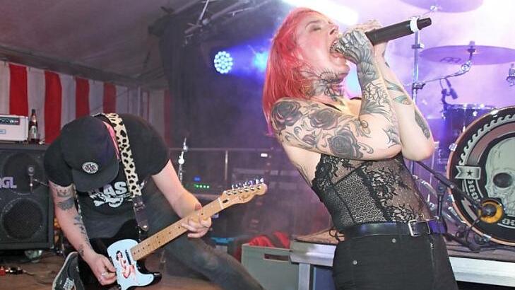 Im Küpser Hinterviertel wird am 7. Juli wieder gerockt. Mit von der Partie ist erneut die schwedische Band "The Headlines". Gitarrist Jake und Sängerin Kerry Bomb hatten sich bei ihrem Auftritt im vergangenen Jahr nichts geschenkt.  Foto: Stephan Stöckel