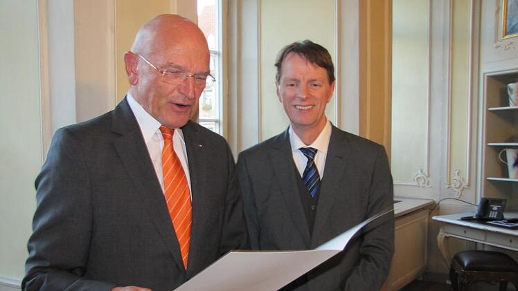 Prof. Dr. Kraft erhielt aus den Händen von Bezirkstagspräsident Dr. Günther Denzler die Ehrenmedaille des Bezirks Oberfranken in Silber. Foto: Martin Koch