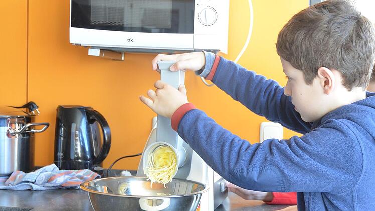 Carlos raspelt die Pastinaken.