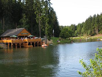 Im Zug der Kooperationsmaßnahmen von FWG und FWO erstellt die FWO eine neue Fernwasserleitung entlang des Ölschnitzsees. Die Hausanschlussleitung des Kiosks muss aufgrund eines Beschlusses durch die FWG umgelegt werden.Archiv