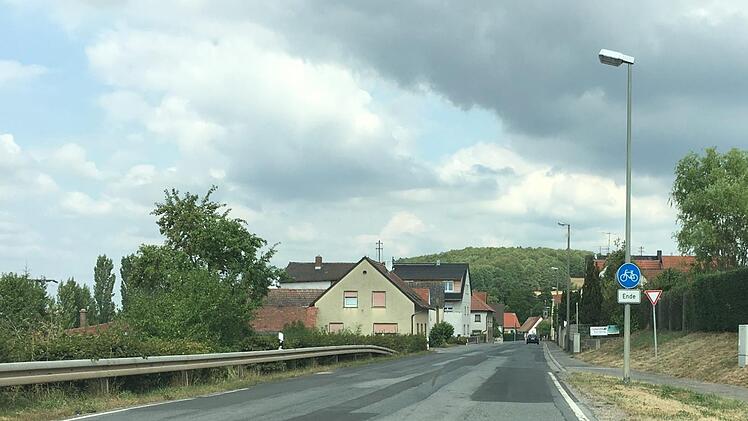 Die Ortsdurchfahrt in Unteroberndorf soll nicht nur saniert, sonder durch eine Querungshilfe auch sicherer werden. Foto: Anette Schreiber