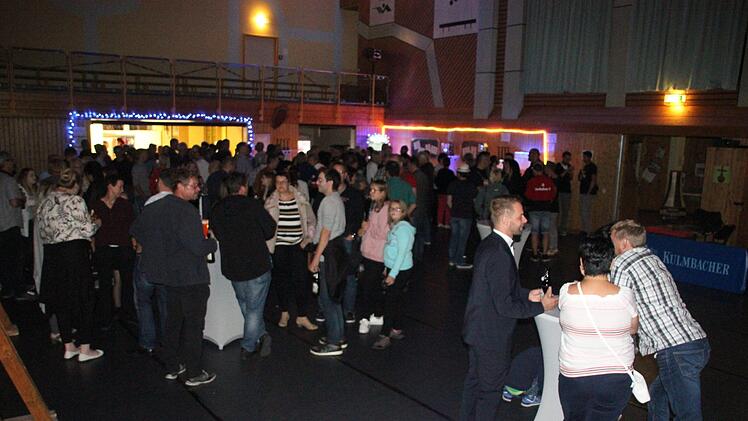 Nach dem Ende der Vorstellung stand man noch lange bei der After-Show-Party beisammen. Foto: Friedwald Schedel