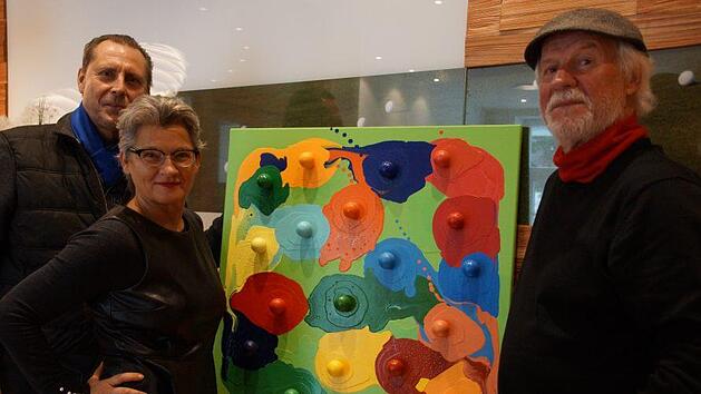 Von Wolfgang Feichtinger (links) hat sogar Golfbälle in eines seiner Werke integriert. Daneben  Eva Feichtinger und Ulrich Zühlke.    Anton Then
