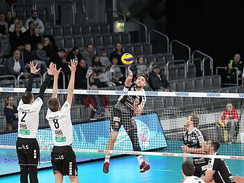 Der Eltmanner Mircea Peta versucht hier, den Hammelburger Block aus Moritz Rauber (links) und Luca Dierks zu &uuml;berwinden. Am Ende gestalteten die TV/DJK-Volleyballer das Match offener, als dem Favoriten lieb war.sportpress