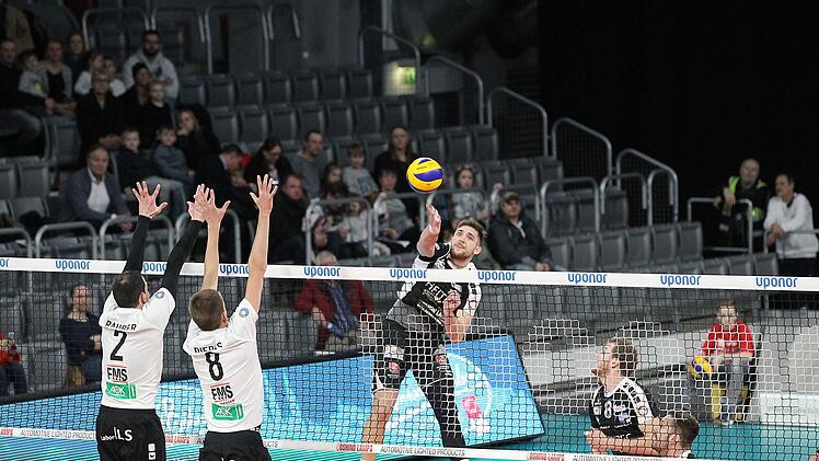 Der Eltmanner Mircea Peta versucht hier, den Hammelburger Block aus Moritz Rauber (links) und Luca Dierks zu &uuml;berwinden. Am Ende gestalteten die TV/DJK-Volleyballer das Match offener, als dem Favoriten lieb war.sportpress