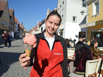Die ersten Kunden strömen bei dem sonnigen Wetter zu den Eisdielen in der Forchheimer Hauptstraße. Foto: Ronald Heck