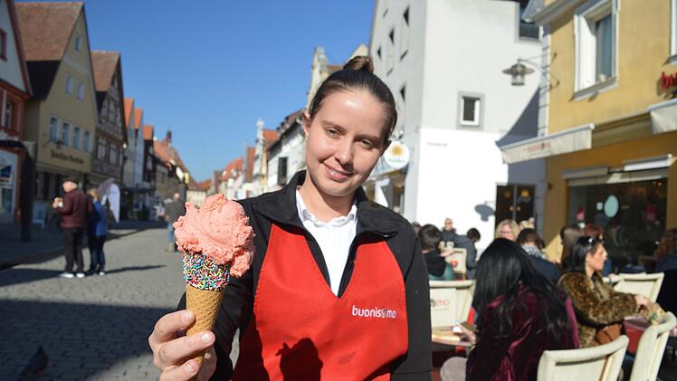 Die ersten Kunden strömen bei dem sonnigen Wetter zu den Eisdielen in der Forchheimer Hauptstraße. Foto: Ronald Heck