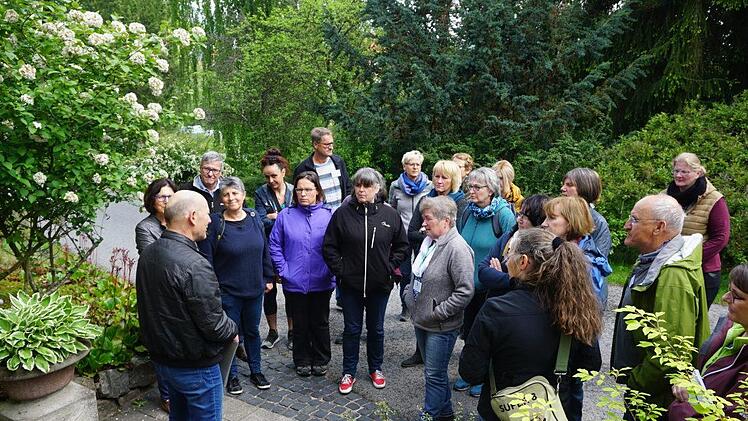 Anlässlich des Unterfränkischen Netzwerktags für erlebnisorientierte  Angebote gab es im Garten und Park der Bischofsheimer  Hauswirtschaftsschule Führungen. Im Bild die Führung durch den Park mit  Kreisfachberater Georg Hansul. Foto: Marion Eckert