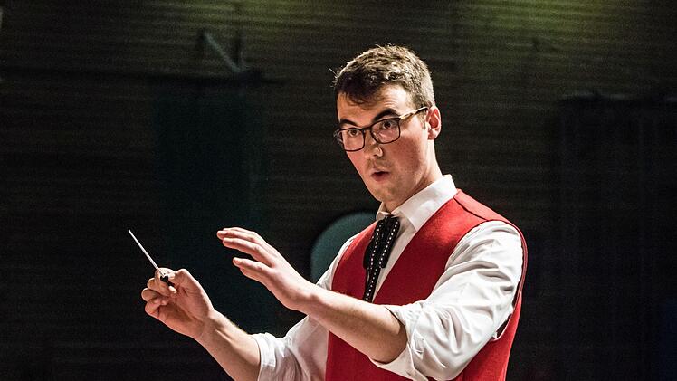 Mitreißender Auftritt: Beim Weihnachtskonzert beeindruckten das Jugendorchester und der Musikverein Stadt Rödental in der fast ausverkauften Franz-Goebel-Halle.Foto: Jochen Berger