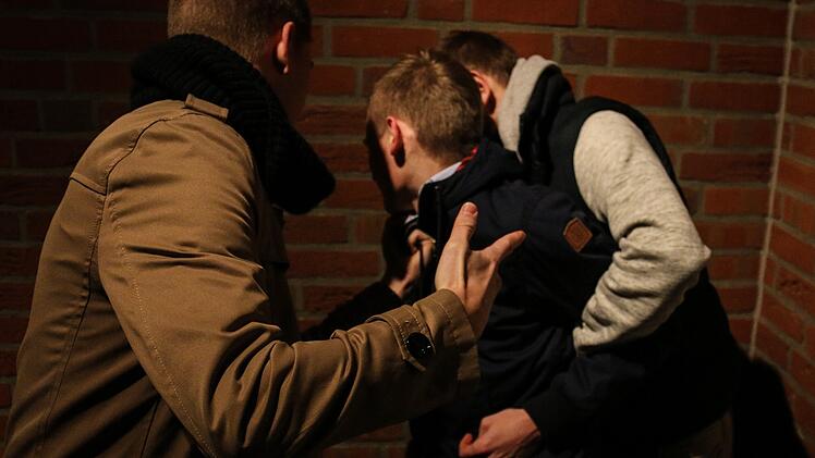Drei unbekannte Männer haben den 16-Jährigen unvermittelt überfallen und ausgeraubt.