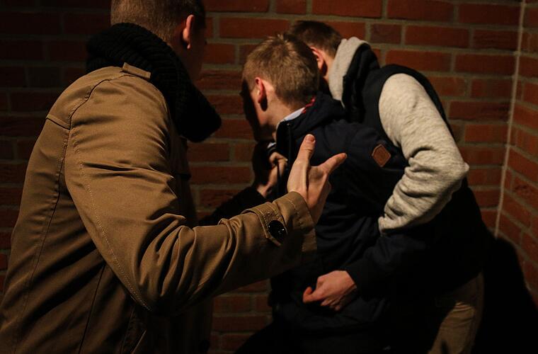 Bamberg: 16-Jähriger von drei Unbekannten ausgeraubt und verletzt - Bauchtasche entwendet