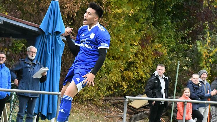 Reporter auf Augenhöhe: Unser Fußball-Fachmann Peter Balthasar beobachtet im gewohnten Outfit - mit Zigarre und Schreib-Kladde - den Torjubel von Münnerstadts Mortaza Ansari beim 4:0-Erfolg über die DJK Hirschfeld. Foto: Hopf