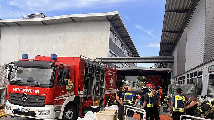 200 Liter Salzsäure ausgelaufen: Gefahrgut Einsatz für die Feuerwehr