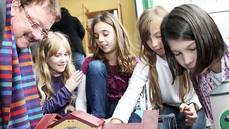 Benita,    Sabrina,  Eva  und  Lisa  (von links) spielen  mit dem Bauernhof. "Sozialkompetenz  bekommen die Kinder  so  quasi  von allein  vermittelt", sagt Schulamtsdirektor  Jürgen Vonbrunn  (links). Foto: Alexander Hartmann