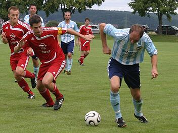 Der Unterpreppacher Spielertrainer Markus Henneberger (rechts) hat nur eines im Sinn: Mit seinem Team in der Kreisklasse Coburg 3 den Aufstieg in die Kreisliga schaffen. Die Spielszene stammt aus einer Begegnung mit dem TV Ebern II, damals noch in der Kreisklasse Itzgrund. Foto: Archiv/Dietz
