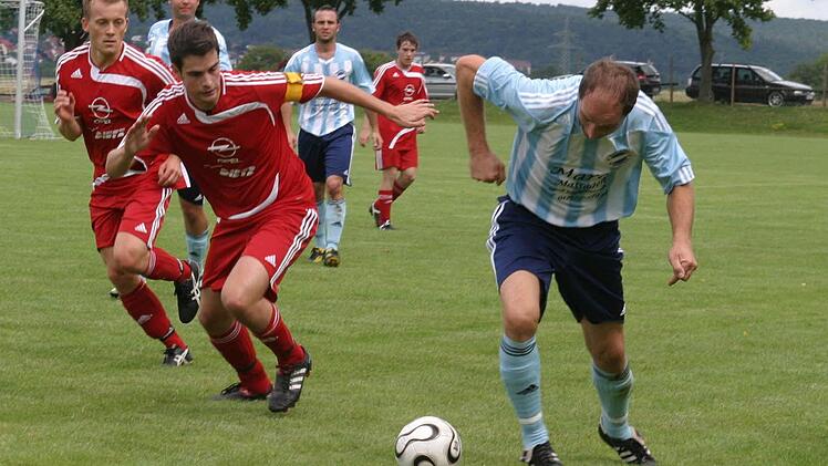 Der Unterpreppacher Spielertrainer Markus Henneberger (rechts) hat nur eines im Sinn: Mit seinem Team in der Kreisklasse Coburg 3 den Aufstieg in die Kreisliga schaffen. Die Spielszene stammt aus einer Begegnung mit dem TV Ebern II, damals noch in der Kreisklasse Itzgrund. Foto: Archiv/Dietz