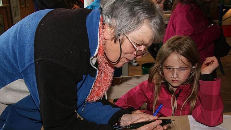 Brigitte Radtke zeigt Silvana Schmidt, wie man mit einem Glasgravierer umgeht. Foto: Sonja Adam