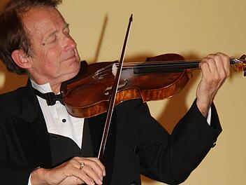 Wenn Michael Grube seine Amati-Geige ansetzt, verschmilzt er mit dem Instrument - und spielt nach einem tonlosen Moment mit viel Pathos alle Werke auswendig.  Foto: Sonja Adam