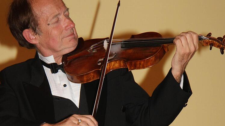 Wenn Michael Grube seine Amati-Geige ansetzt, verschmilzt er mit dem Instrument - und spielt nach einem tonlosen Moment mit viel Pathos alle Werke auswendig.  Foto: Sonja Adam