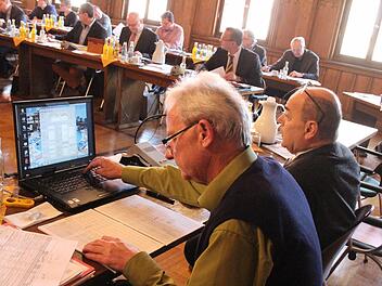 Für Kämmerer Gerhard Haagen (am Computer, neben ihm Oberbürgermeister Franz Stumpf) war es am Mittwoch die letzte Haushaltssitzung. Die Beratungen 2016 wird er vom Ruhestand aus betrachten. Foto: Roepert