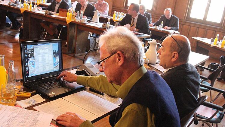 Für Kämmerer Gerhard Haagen (am Computer, neben ihm Oberbürgermeister Franz Stumpf) war es am Mittwoch die letzte Haushaltssitzung. Die Beratungen 2016 wird er vom Ruhestand aus betrachten. Foto: Roepert