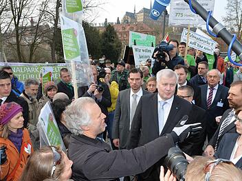 Ministerpräsident Horst Seehofer inmitten von Nationalpark-Gegnern und -Befürwortern vor der Konzert- und Kongresshalle Foto: Ronald Rinklef