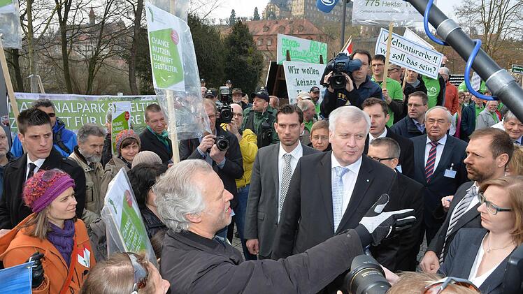 Ministerpräsident Horst Seehofer inmitten von Nationalpark-Gegnern und -Befürwortern vor der Konzert- und Kongresshalle Foto: Ronald Rinklef