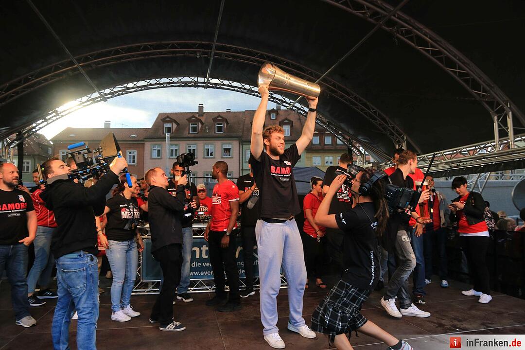Bamberg feiert deutsche Basketballmeisterschaft im Regen