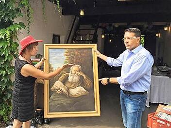 Hanne Lausen, die Initiatorin des Flohmarkts, versuchte, ein Gem&auml;lde an B&uuml;rgermeister Karsten Fischkal zu verkaufen. Foto: privat