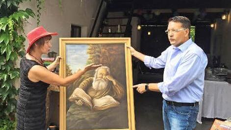 Hanne Lausen, die Initiatorin des Flohmarkts, versuchte, ein Gem&auml;lde an B&uuml;rgermeister Karsten Fischkal zu verkaufen. Foto: privat