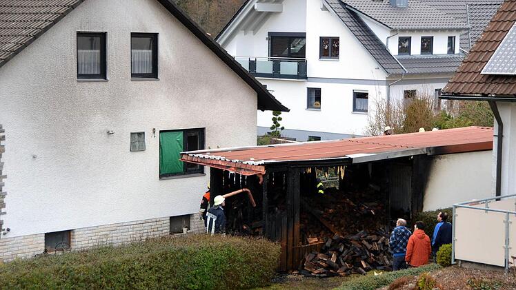 Ein Holzschuppen brannte am Freitagnachmittag an einer Garage des Straßenzuges "Im Sinntal". Peter Rauch