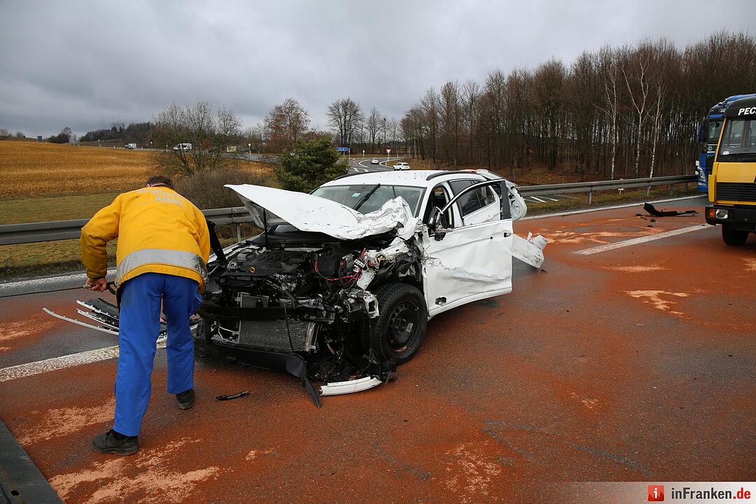 Autobahn nach Kollision von fünf Fahrzeugen komplett gesperrt - Mehrere Personen verletzt