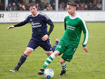 Im Pokal bestritt Niklas Wiebach (rechts) sein erstes Pflichtspiel für den SV Friesen. Für die "Grün-Weißen" wird ab der kommenden Saison auch Lukas Wäcker (links) auflaufen, der mit dem TSV Ludwigsstadt noch Zweiter der Kreisliga 2 werden kann. Foto: Heinrich Weiß