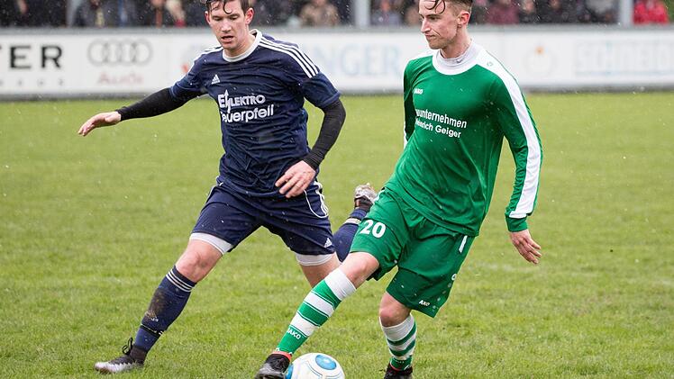 Im Pokal bestritt Niklas Wiebach (rechts) sein erstes Pflichtspiel für den SV Friesen. Für die "Grün-Weißen" wird ab der kommenden Saison auch Lukas Wäcker (links) auflaufen, der mit dem TSV Ludwigsstadt noch Zweiter der Kreisliga 2 werden kann. Foto: Heinrich Weiß