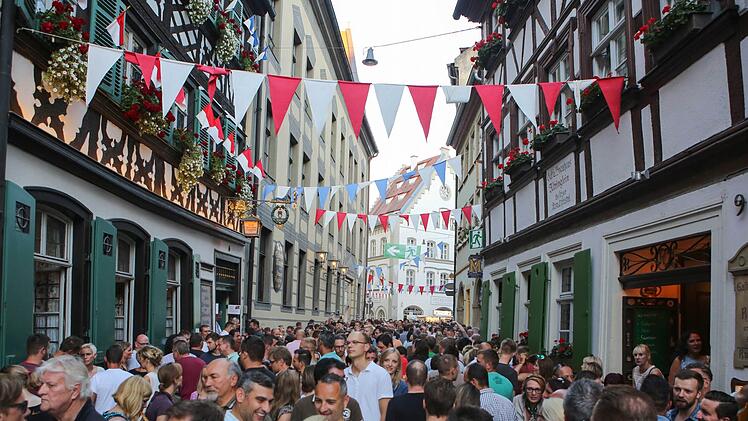 Solche Bilder soll es im Sommer wieder in Bamberg geben: Dann könnte die Sandkerwa erstmals vom Bürgerverein Sand mit der Stadt gemeinsam veranstaltet werden. Foto: RiegerPress