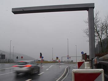 Die Schilderbrücken wurden in der Nacht zum Mittwoch beim Kronacher Südkreisel aufgestellt. Die große Brücke über die gesamte B 173 ist im Hintergrund zu sehen. Foto: Marco Meißner