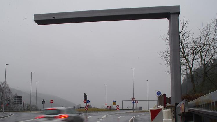 Die Schilderbrücken wurden in der Nacht zum Mittwoch beim Kronacher Südkreisel aufgestellt. Die große Brücke über die gesamte B 173 ist im Hintergrund zu sehen. Foto: Marco Meißner
