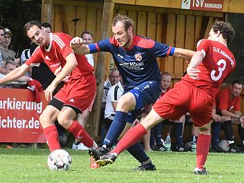 Auch nach vier Spielen steckt Michael Röder (Bildmitte) mit dem TSV Rannungen in der Relegationsmühle. Die Altbessinger Stefan Wecklein (links) und Christian Reuter stehen dagegen als Aufsteiger in die Bezirksliga fest.Hopf
