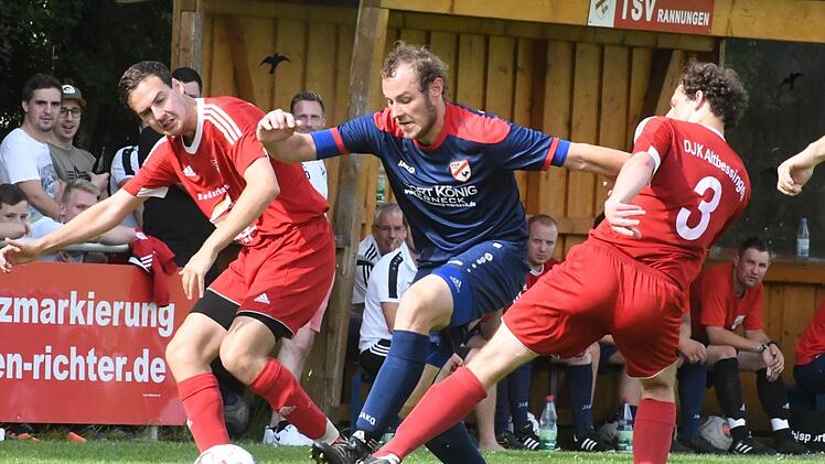 Auch nach vier Spielen steckt Michael Röder (Bildmitte) mit dem TSV Rannungen in der Relegationsmühle. Die Altbessinger Stefan Wecklein (links) und Christian Reuter stehen dagegen als Aufsteiger in die Bezirksliga fest.Hopf