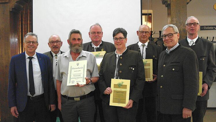 Stellvertretender Landrat Emil Müller (links) und Erster Vorsitzender der Kreisgruppe Bad des BJV Rudi Sautter (2. von links) Brückenau sowie Vizepräsident des Bayerischen Jagdverbandes Enno Piening (2. von rechts) ehrten: Jochen Göbel, Hans-Josef Wehner, Dagmar Wengel, Bernd Hornung und Andreas Hochrhein. Foto: Stephanie Elm