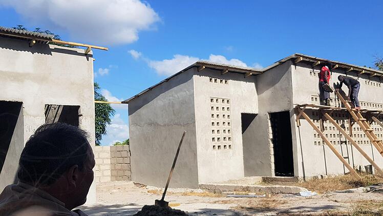Uwe Tobaben (im Bild) freut sich &uuml;ber den schnellen Fortgang der Arbeiten am Kindergarten in Kise: Schon nach drei Tagen ist der Dachstuhl fertig, am n&auml;chsten Tag wird das Dach gedeckt. Sonja Hynd