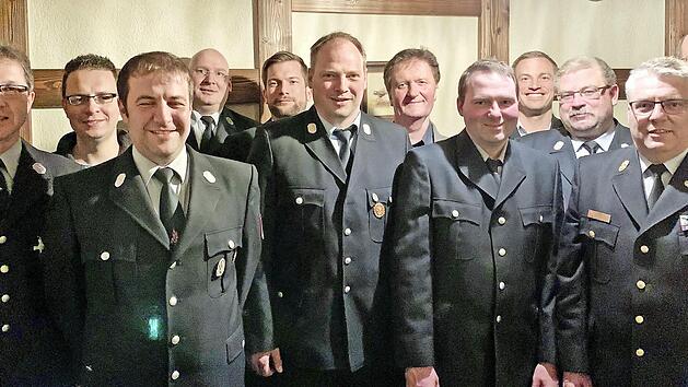 Andreas Richter, Markus Schindler, Thomas Puff, Ralph Bauer, Martin Puff, Steffen Knauer, B&uuml;rgermeister Hans-Peter Laschka, Heiko Schw&auml;mmlein, Frank Rei&szlig;enweber, Kreisbrandmeister Matthias Weber, Kreisbrandinspektor Matthias Schuhb&auml;ck und Klaus Schmidt (von links)  Foto: pr