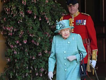 Fast immer mit Handtäschchen: Königin Elizabeth von EnglandFoto: Toby Melville/pool Reuters/AP/dpa