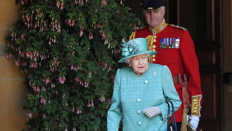 Fast immer mit Handtäschchen: Königin Elizabeth von EnglandFoto: Toby Melville/pool Reuters/AP/dpa