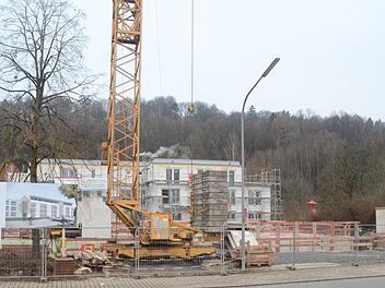 In der Friesener Straße in Kronach, unmittelbar gegenüber von BRK-Geschäftsstelle und -Rettungswache, entsteht der Neubau eines viergeschossigen Appartementhauses mit Tiefgarage. Im Hintergrund ist das Bauprojekt "Zusammen wohnen - zusammen Leben" in der Niederbronner Straße zu sehen. K.-H. Hofmann