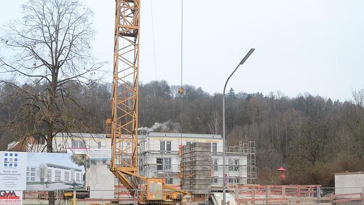 In der Friesener Straße in Kronach, unmittelbar gegenüber von BRK-Geschäftsstelle und -Rettungswache, entsteht der Neubau eines viergeschossigen Appartementhauses mit Tiefgarage. Im Hintergrund ist das Bauprojekt "Zusammen wohnen - zusammen Leben" in der Niederbronner Straße zu sehen. K.-H. Hofmann
