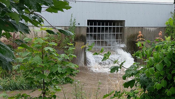 Überall brach sich das Wasser Bahn