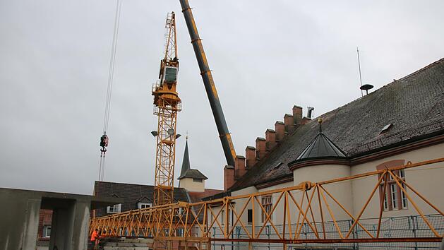 Der Rohbau ist fertig, der Kran mittlerweile abgebaut: Mit Hilfe von zwei mobilen Kränen wurde der Kran an der Bürgerhaus-Baustelle neben dem Hammelburger Rathaus demontiert.