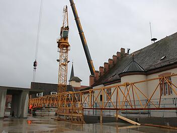 Der Rohbau ist fertig, der Kran mittlerweile abgebaut: Mit Hilfe von zwei mobilen Kränen wurde der Kran an der Bürgerhaus-Baustelle neben dem Hammelburger Rathaus demontiert.