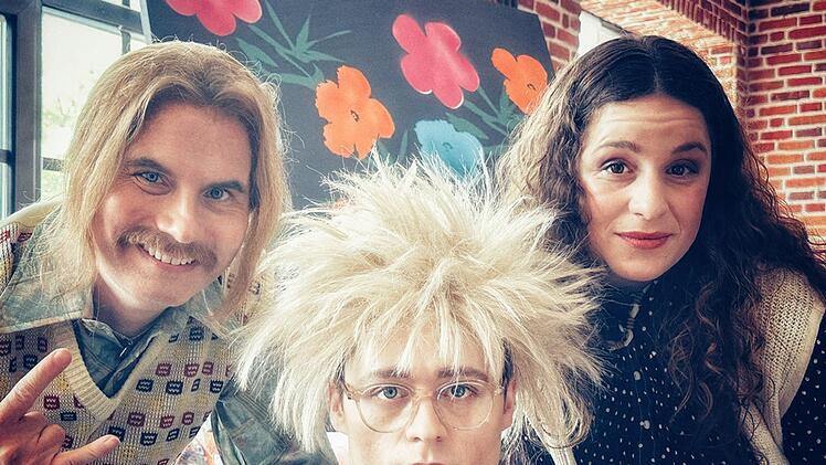 Auch ein Weltstar kann ganz nahbar sein (von links): Bernd (Carsten Strauch) aus Kassel, Andy Warhol und Bernds Freundin Frauke (Lou Strenger).